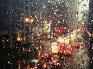 雨天的美与哀（探寻雨天中的情感与景致）