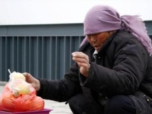 以拉苹果卖，创造新商机（开拓线下水果销售市场，拉苹果商铺火爆上线）